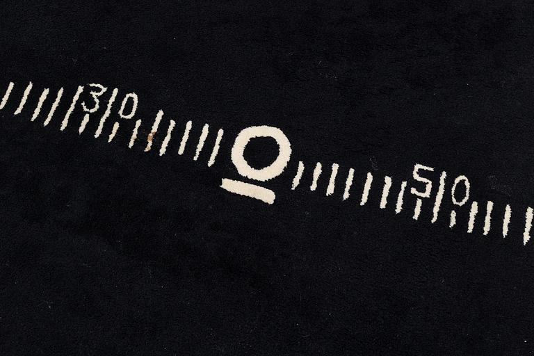 Eileen Gray, matta, "Centimètre", Black board rug, Handtuftad, 246,5 x 228,5 cm, Efter design av Eileen Gray.