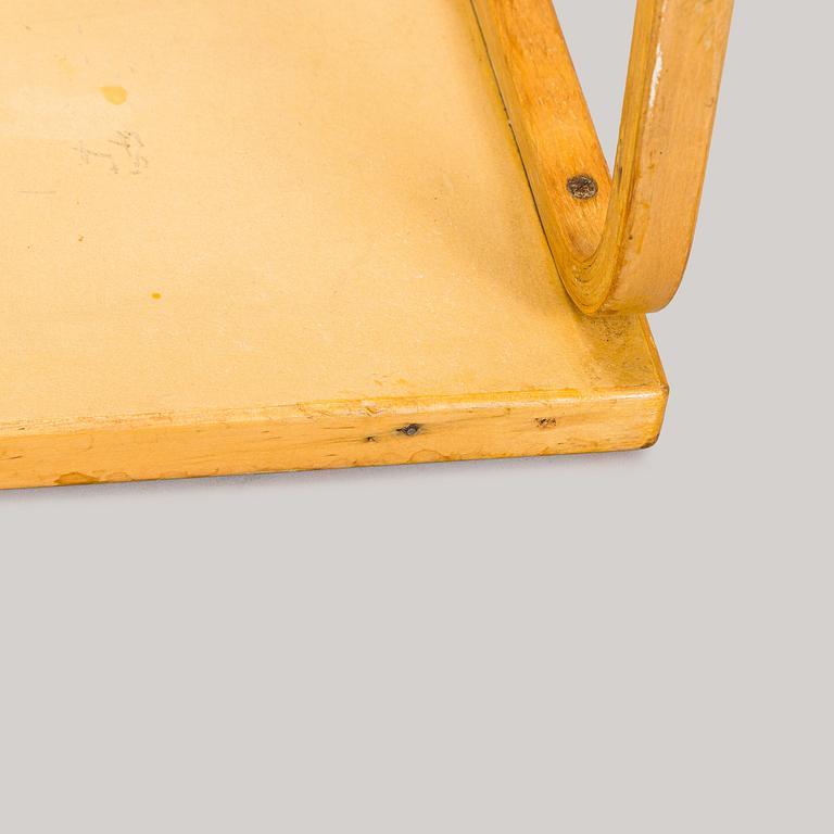 Alvar Aalto, vägghyllor, 2 st, modell 112/L för O.Y. Huonekalu- ja Rakennustyötehdas A.B 1900-talets mitt.