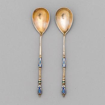 Teskedar, ett par, förgyllt silver och cloisonnéemalj Moskva 1800-talets mitt. Kontrollmästarstämpel Andrey A. Kovalsky.