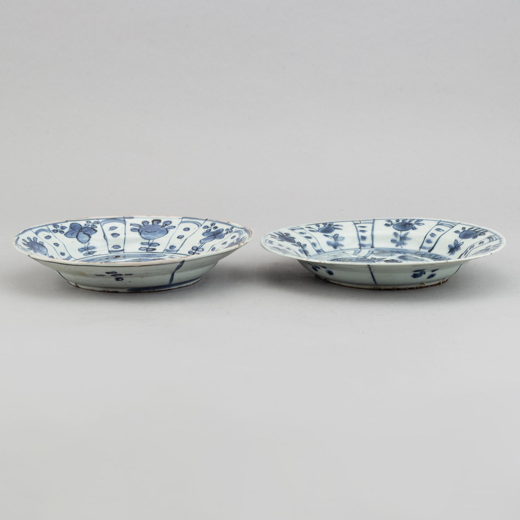 A set of two blue and white kraak dishes, Ming dynasty, Wanli (1572-1620).