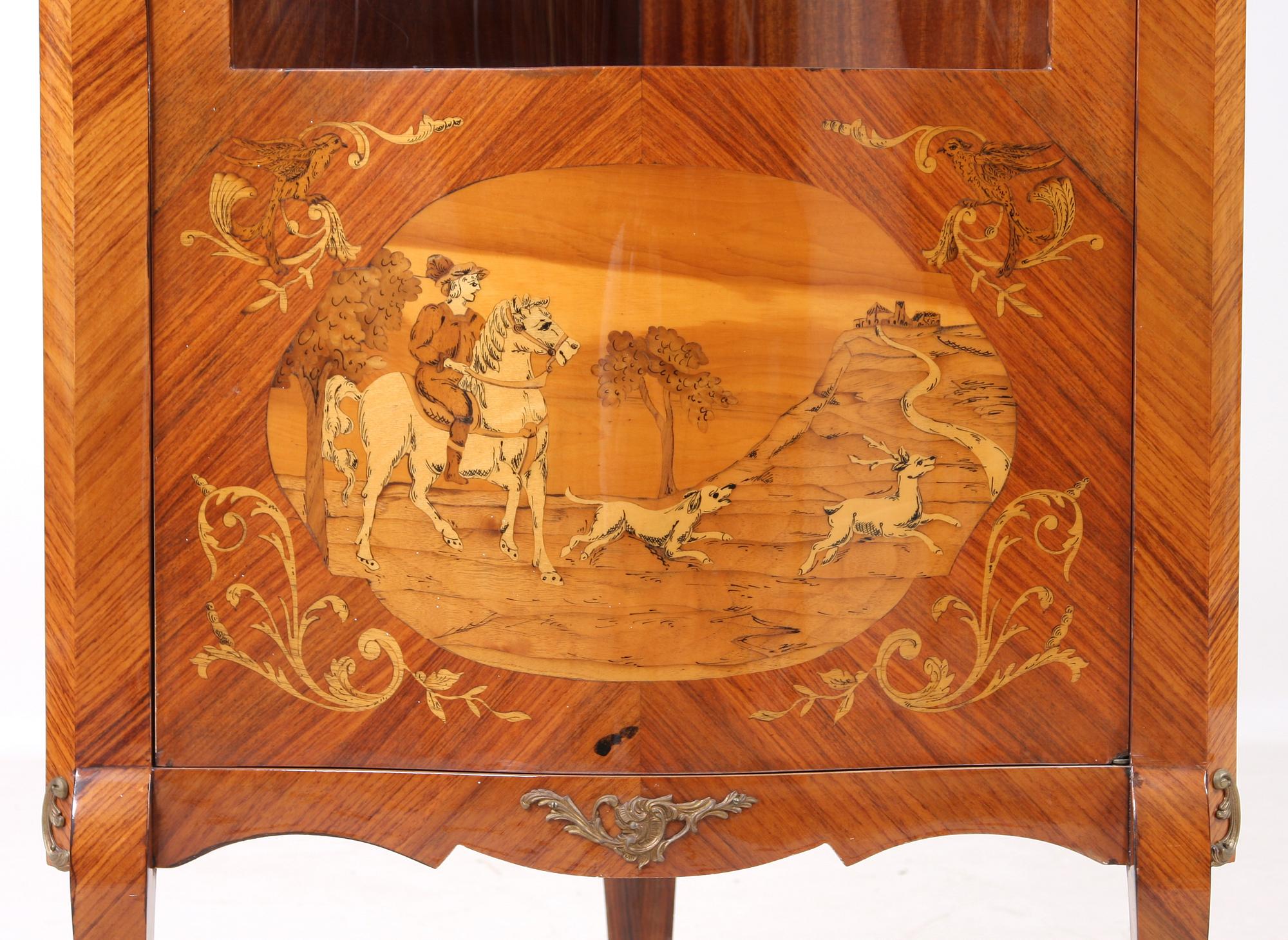 VITRINSKÅP, rokokostil, 1900-tal.