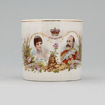 KRÖNINGSMUGGAR, 2 + 1 st, fajans, England, tidigt 1900-tal.