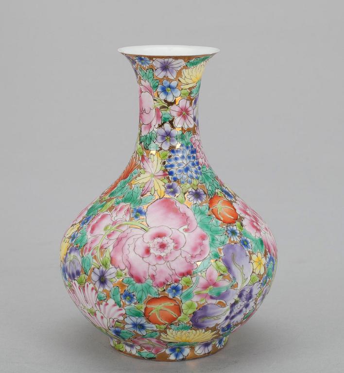 VAS, äggskalsporslin, Kina 1900-tal.