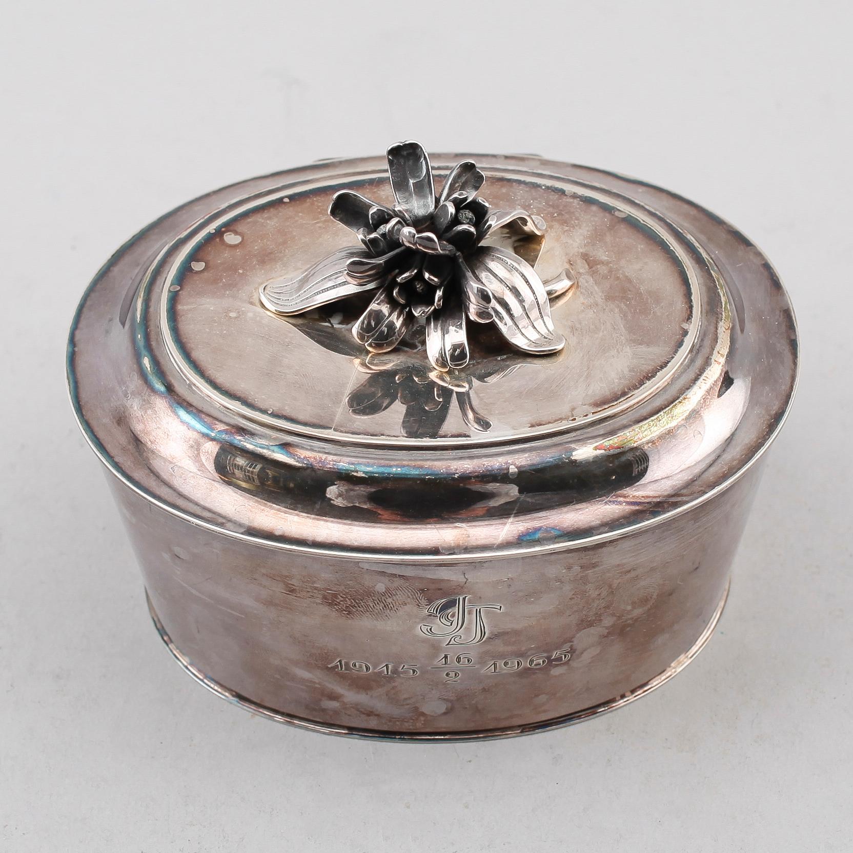SOCKERSKRIN, silver, W.A Bolin, Stockholm 1947. Total vikt ca 297 g.