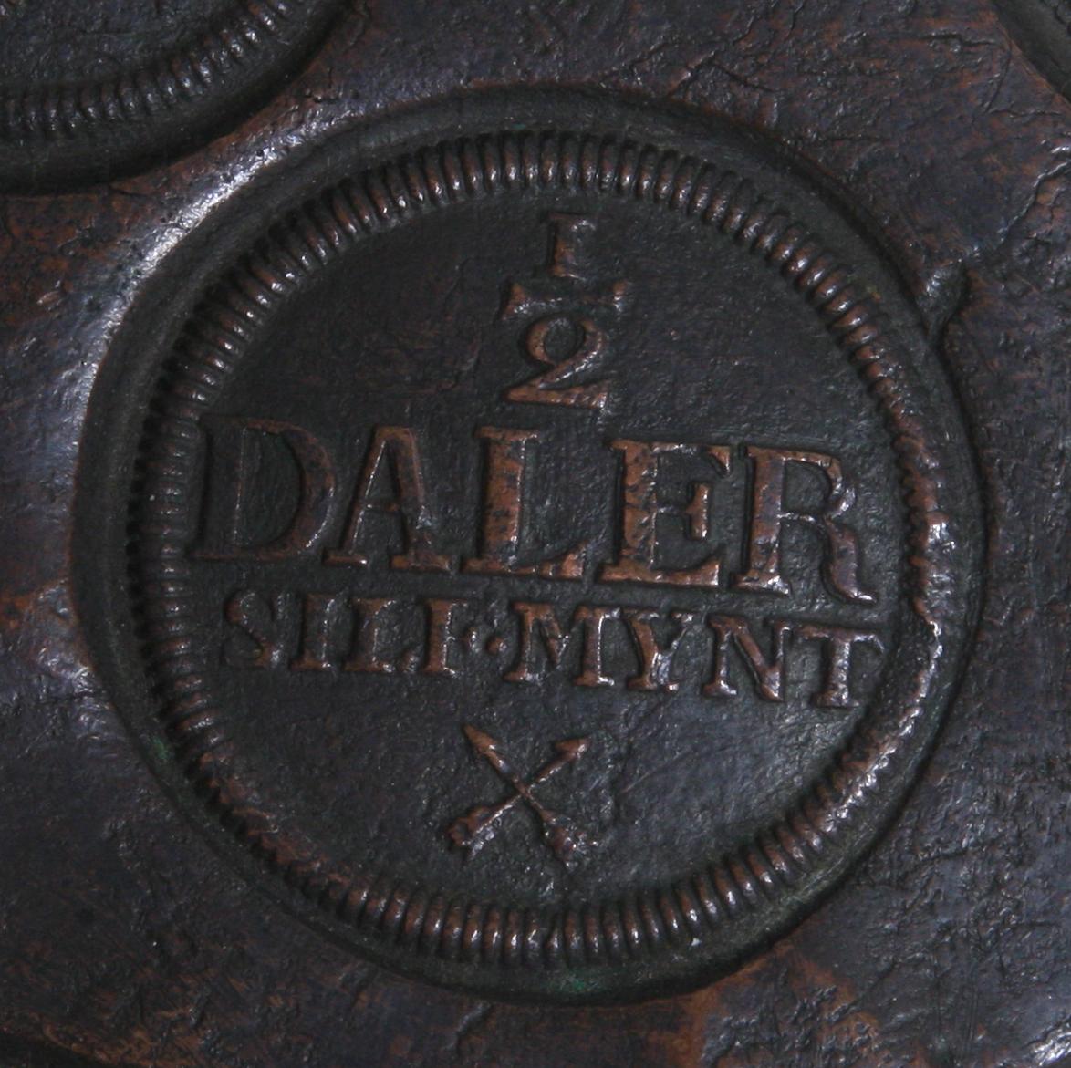 PLÅTMYNT, 1/2 daler, 1758.