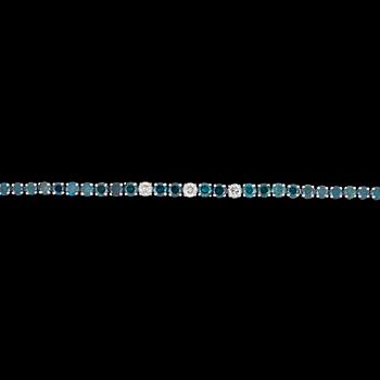 786. A blue and white brilliant cut diamond bracelet, tot. 6.29 cts.