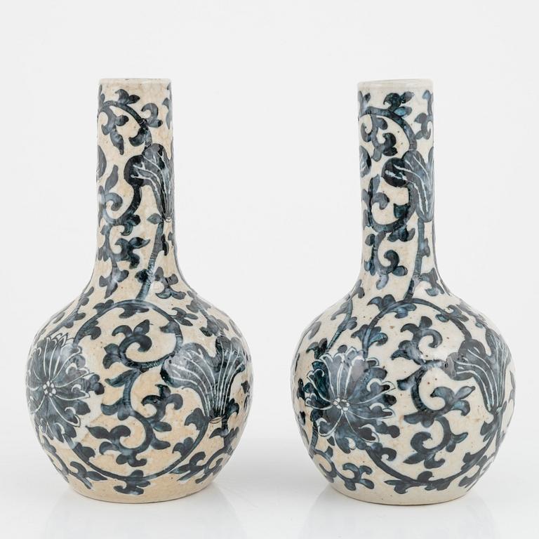 A pair of vases, Qing dynasty, circa 1900.