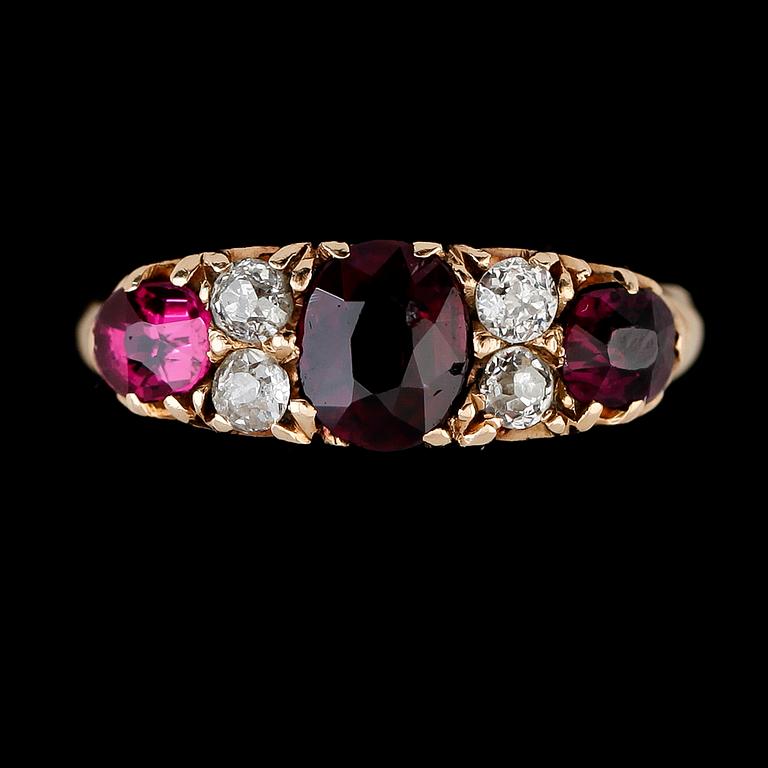 RING, 18K guld, gammalslipade diamanter och röda stenar. Vikt ca 3 g.