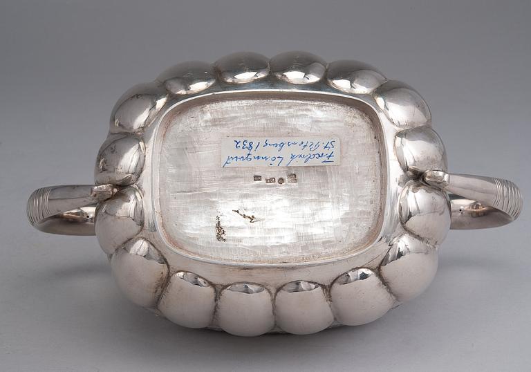 A SUGAR BOWL WITH A LID.