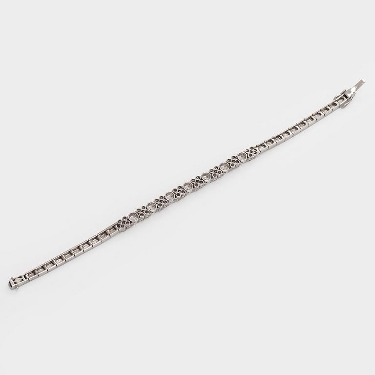 Armband, 14K vitguld med briljantslipade diamanter, Importstämplad A. Tillander 1975.