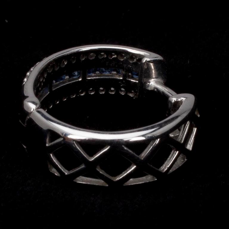 ÖRHÄNGEN, vitguld 14K, små diamanter samt safirer. Vikt 4,5 g.