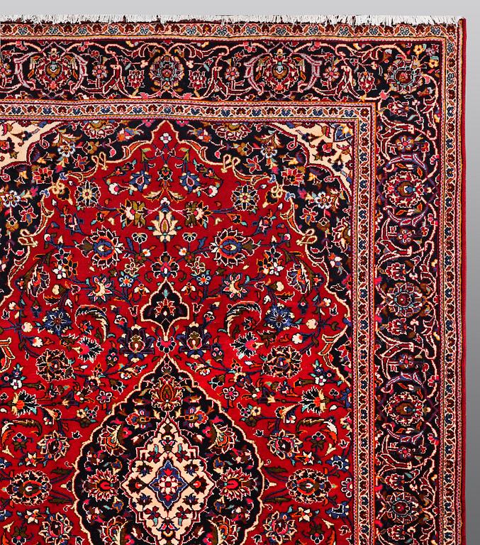 A CARPET, Kashan, ca 318 x 200 cm.