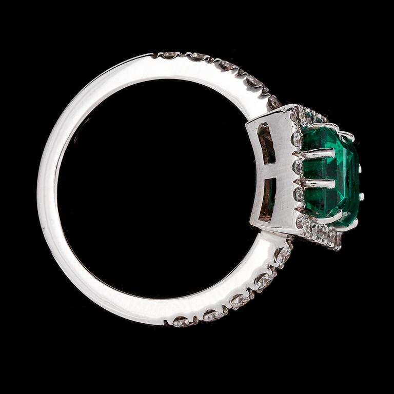 RING, trappslipad smaragd, ca 2.80, med briljantslipade diamanter, tot. ca 0.70 ct.