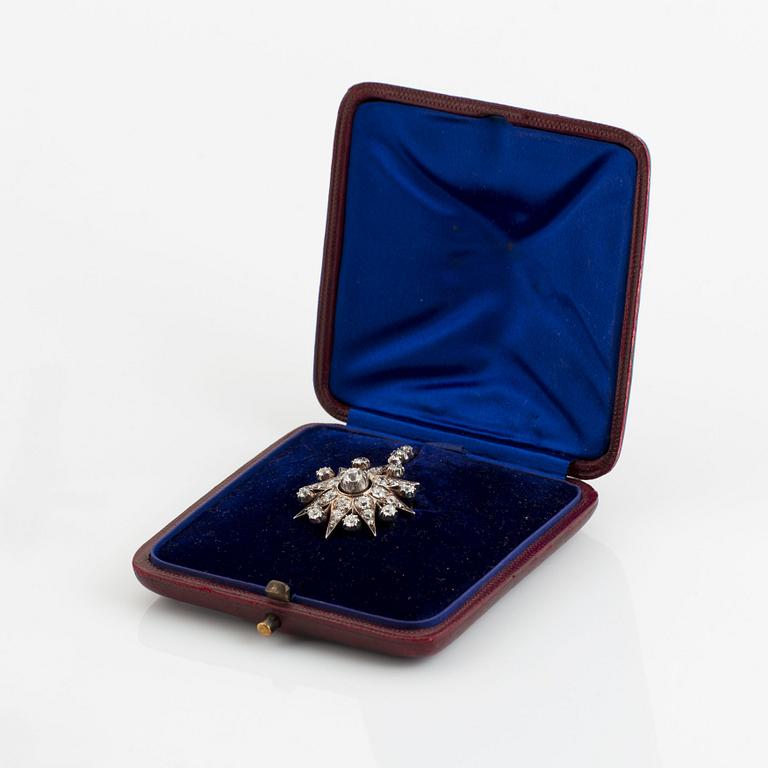 A 19th century gold and silver brooch/pendant set with old-cut diamonds.