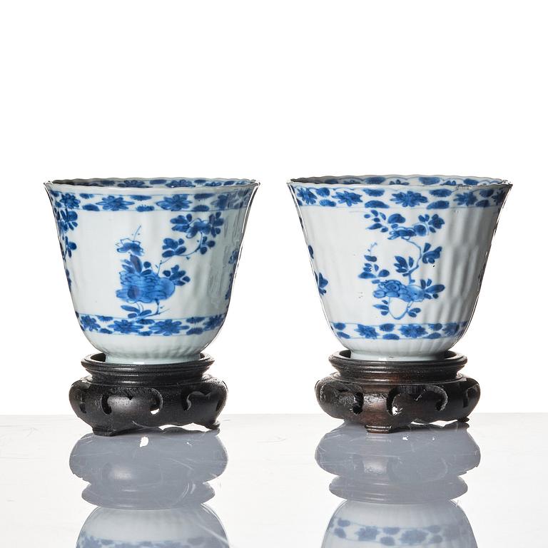 A pair of blue and white cups. Qing dynasty, Kangxi (1662-1722).