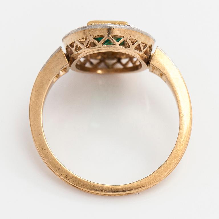 An 18K gold ring, with an emerald and diamonds, Hjalmar Fagerroos Helsinki 1916.