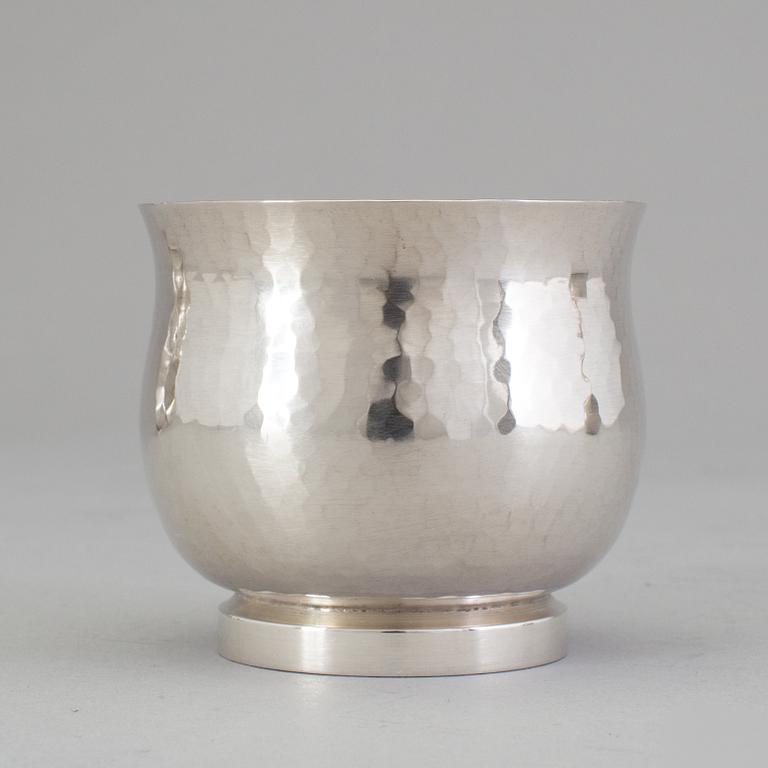 a silver carafe and six vodka cups by Erik Löfman 1929-1994 for K G Markströms AB, Uppsala 1978. Weight ca 1122 gram.