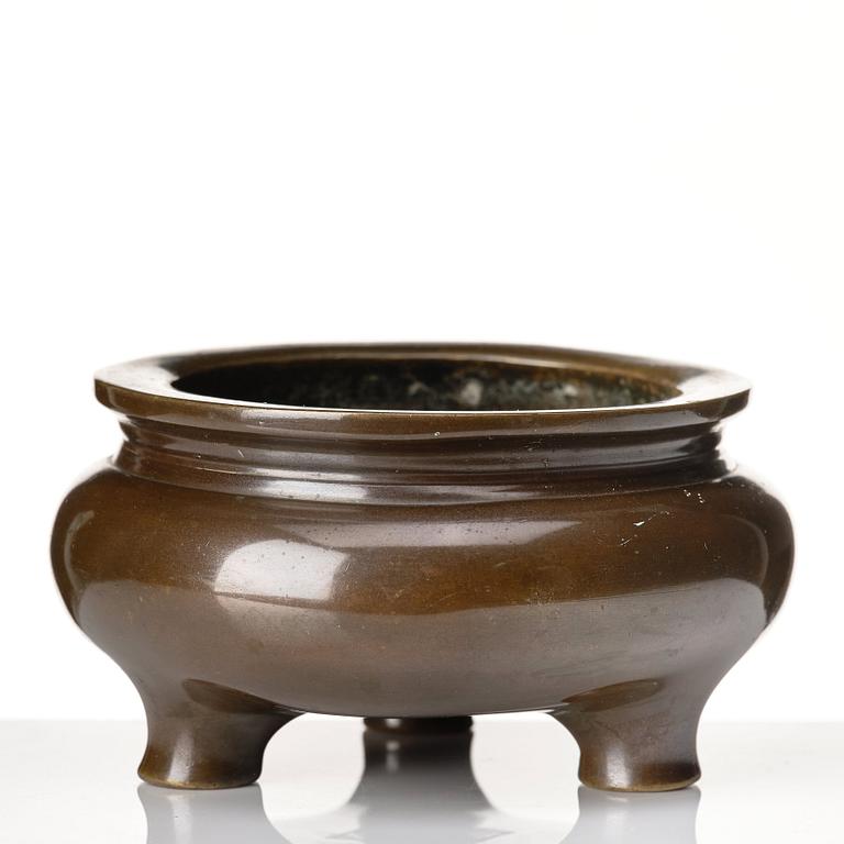 A bronze tripod censer, Qing dynasty (1664-1912).