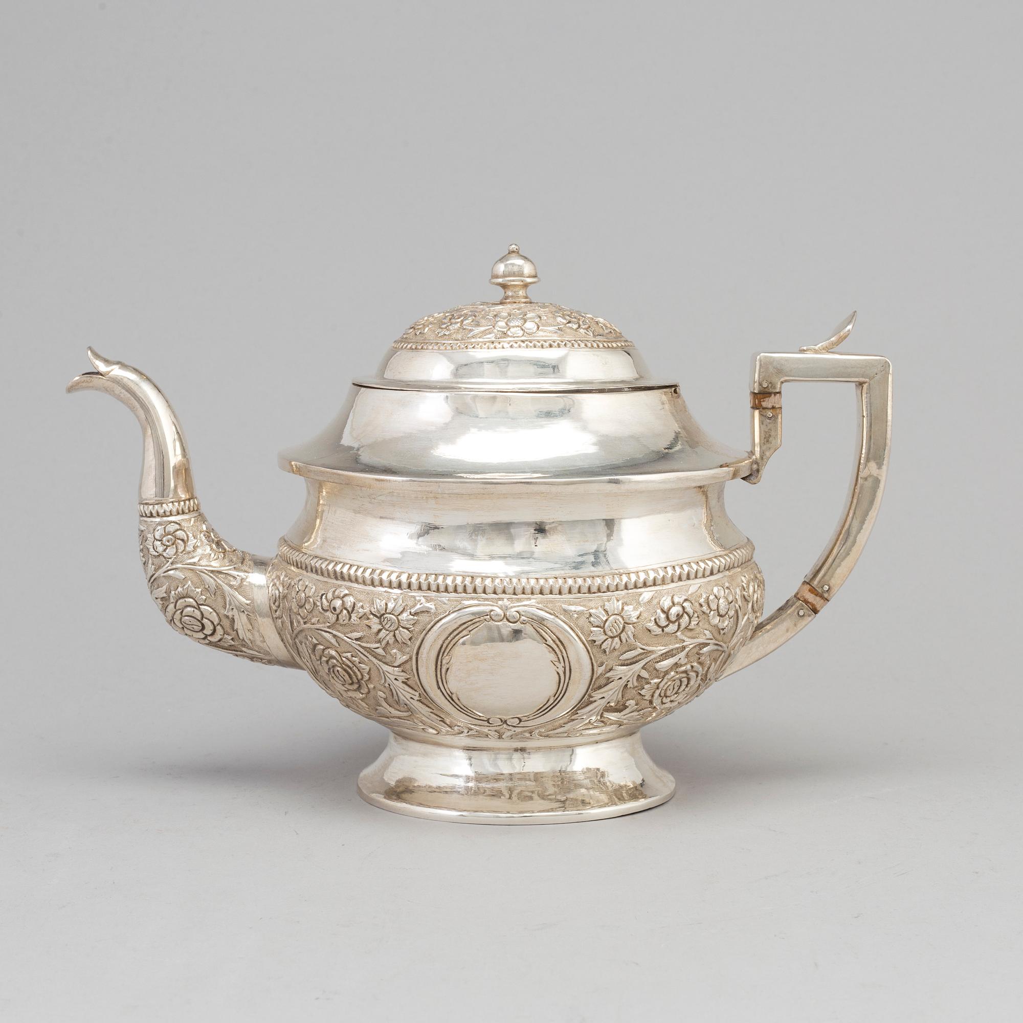 TEKANNA, silver, 1900-talets första hälft. Vikt ca 765 g.