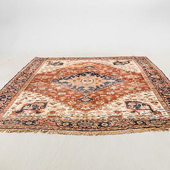 Heriz carpet semi-antique/antique approximately 384x300 cm.