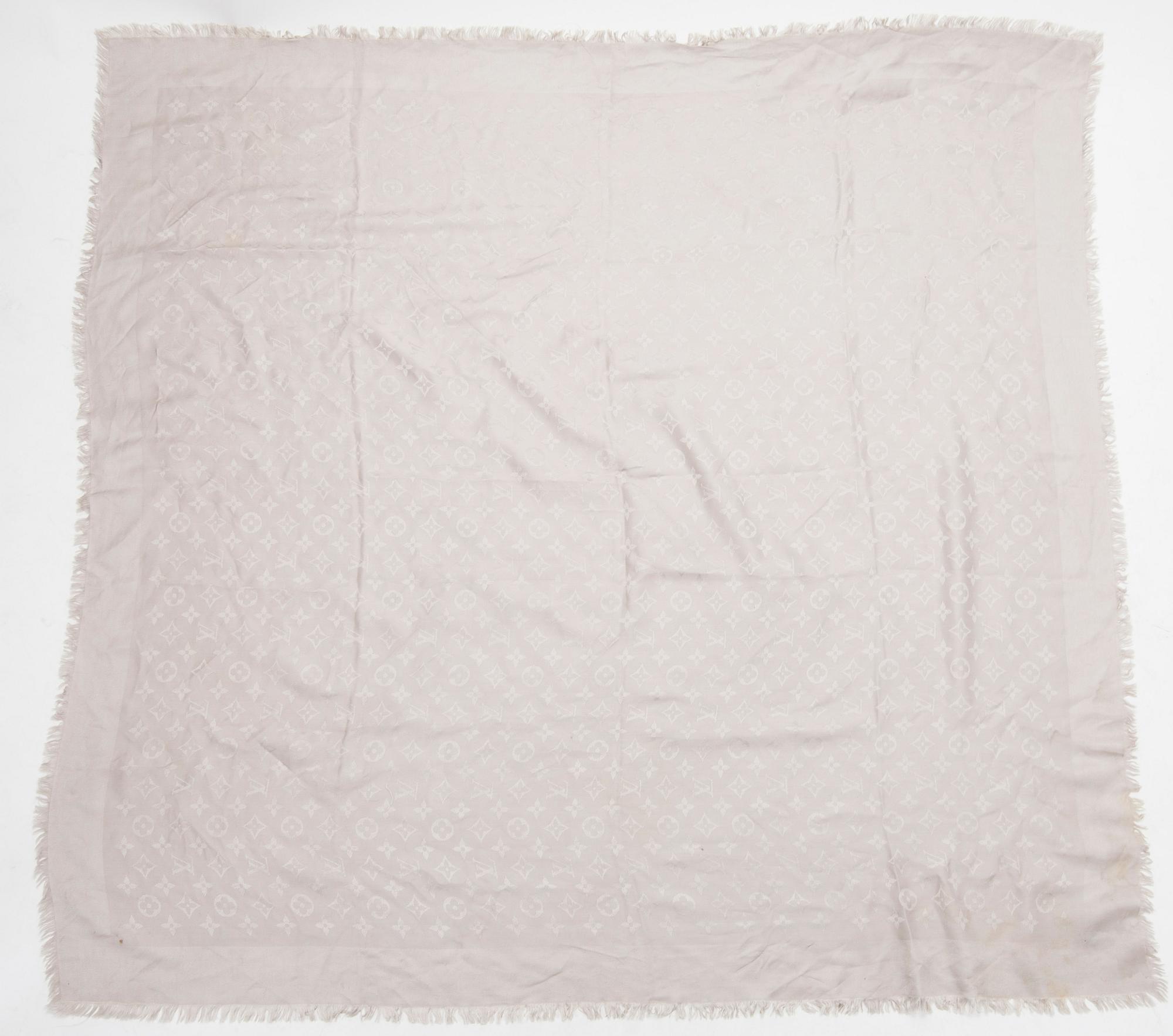 SJALAR, 3 stycken, Louis Vuitton.