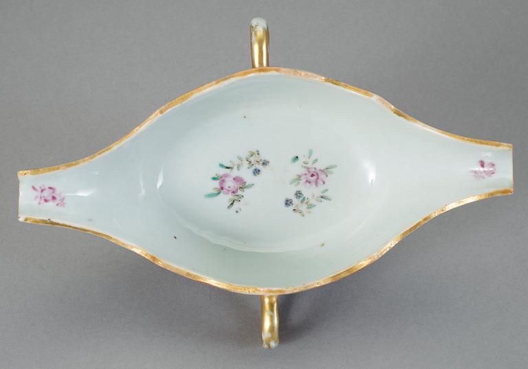 SÅSSNIPA SAMT TALLRIK. Porslin, Kina, Qianlong (1736-95).