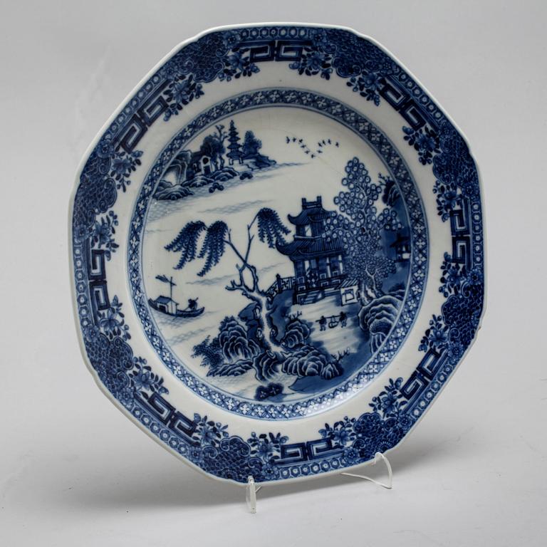 A chinese blue and white serving dish and two plates, 18th century and from the around year 1800.