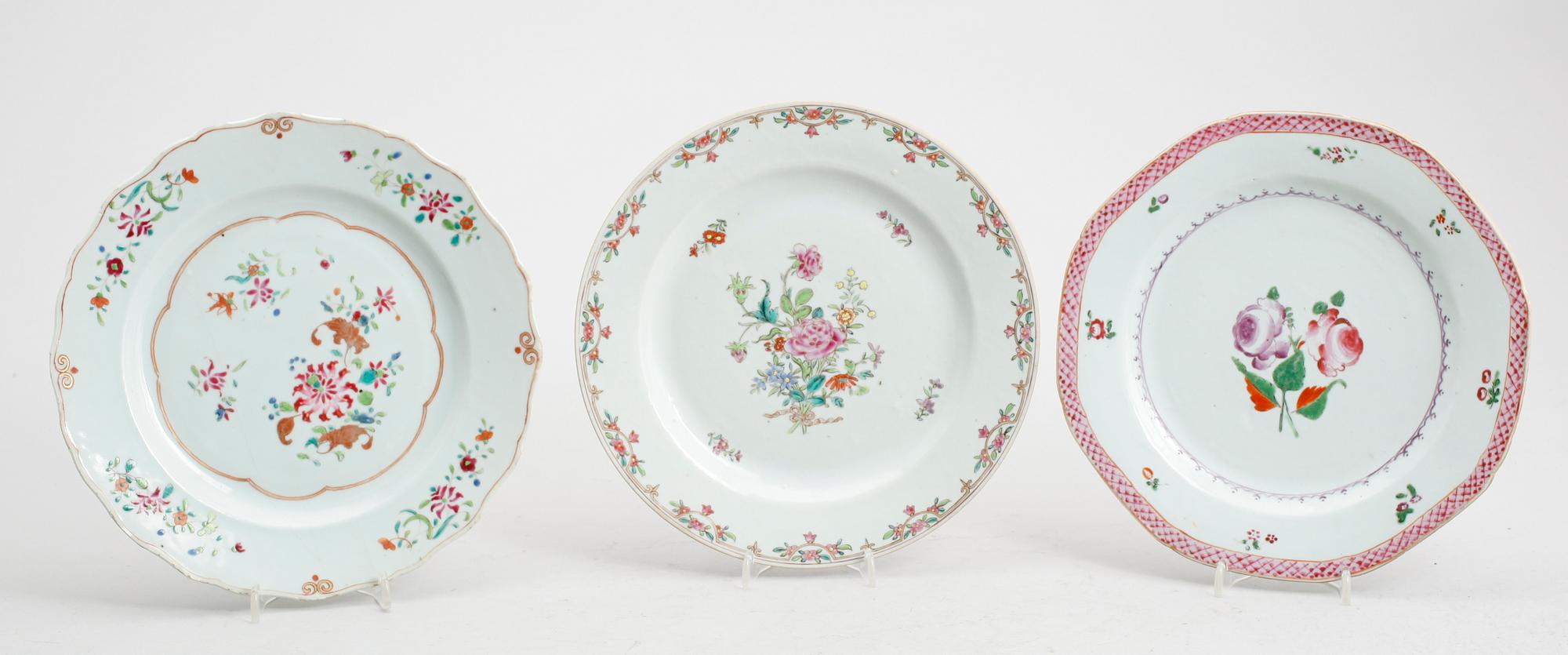 TALLRIKAR,  3 st snarlika, porslin, Kina, Qianlong 1736-1795.