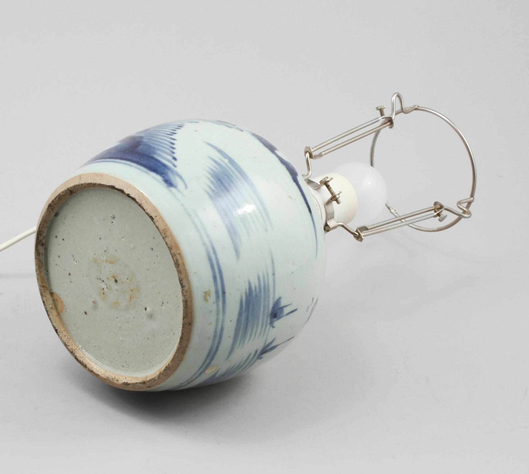 BORDSLAMPA, porslin, Kina, 1800- och 1900-tal.