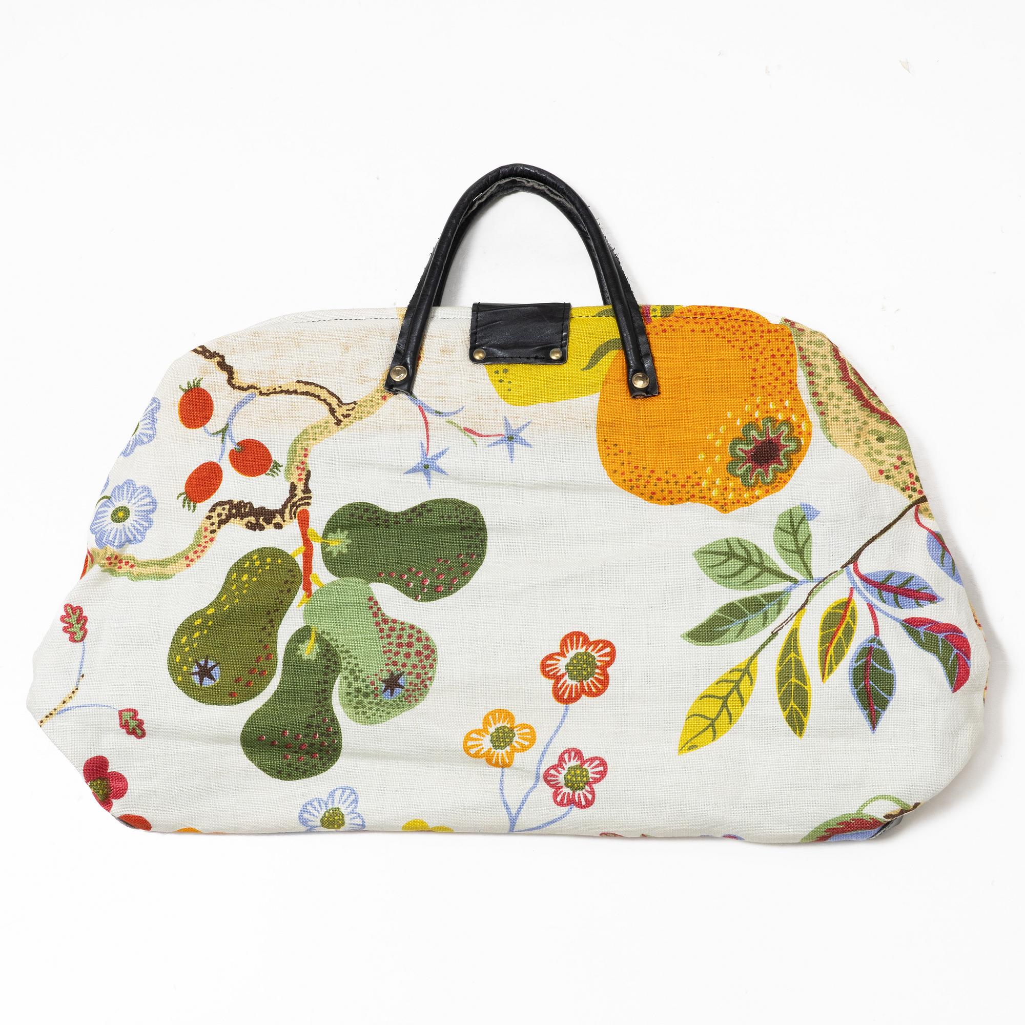 A collection of textiles, as well as a bag, Firm Svenskt Tenn.