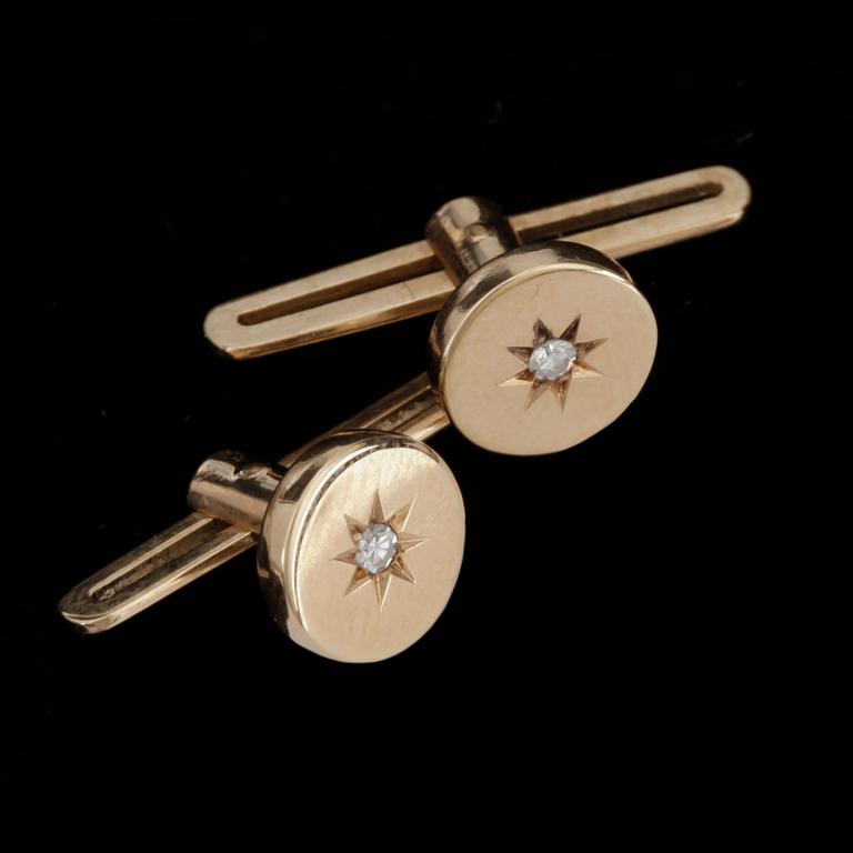 FRACKSKJORTKNAPPAR, ett par, guld 18K, två diamanter, Gustaf Dahlgren & Co, Malmö 1956. Tot ca 1,5 gram.