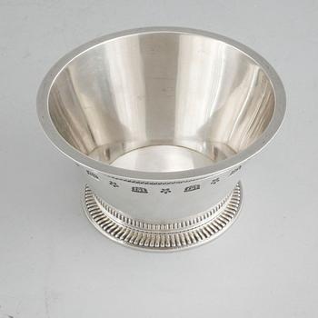 A silver bowl by Wiwen Nilsson, Lund, 1941, weight 384 g.