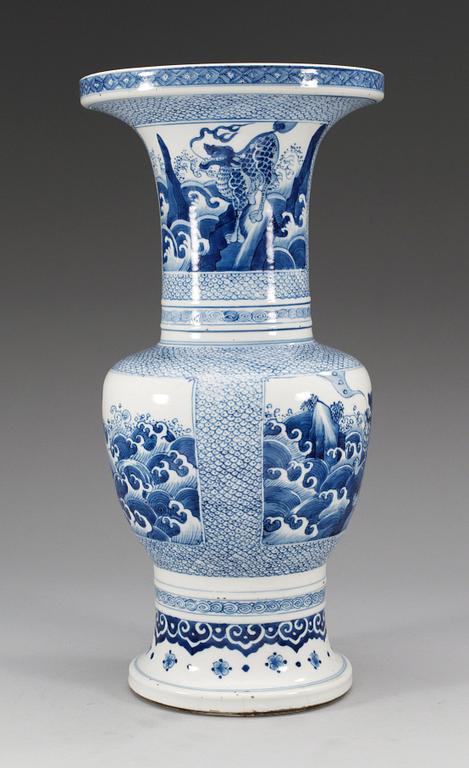 VAS, porslin. Qing dynastin, Kangxi (1662-1722).