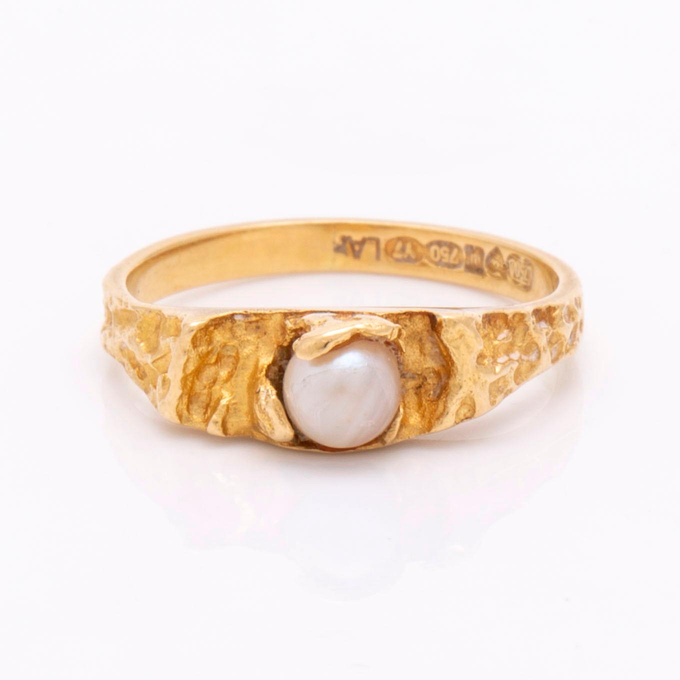 Lapponia ring 18K gold with 1 cultured pearl approx 4 mm, Finland 1976.