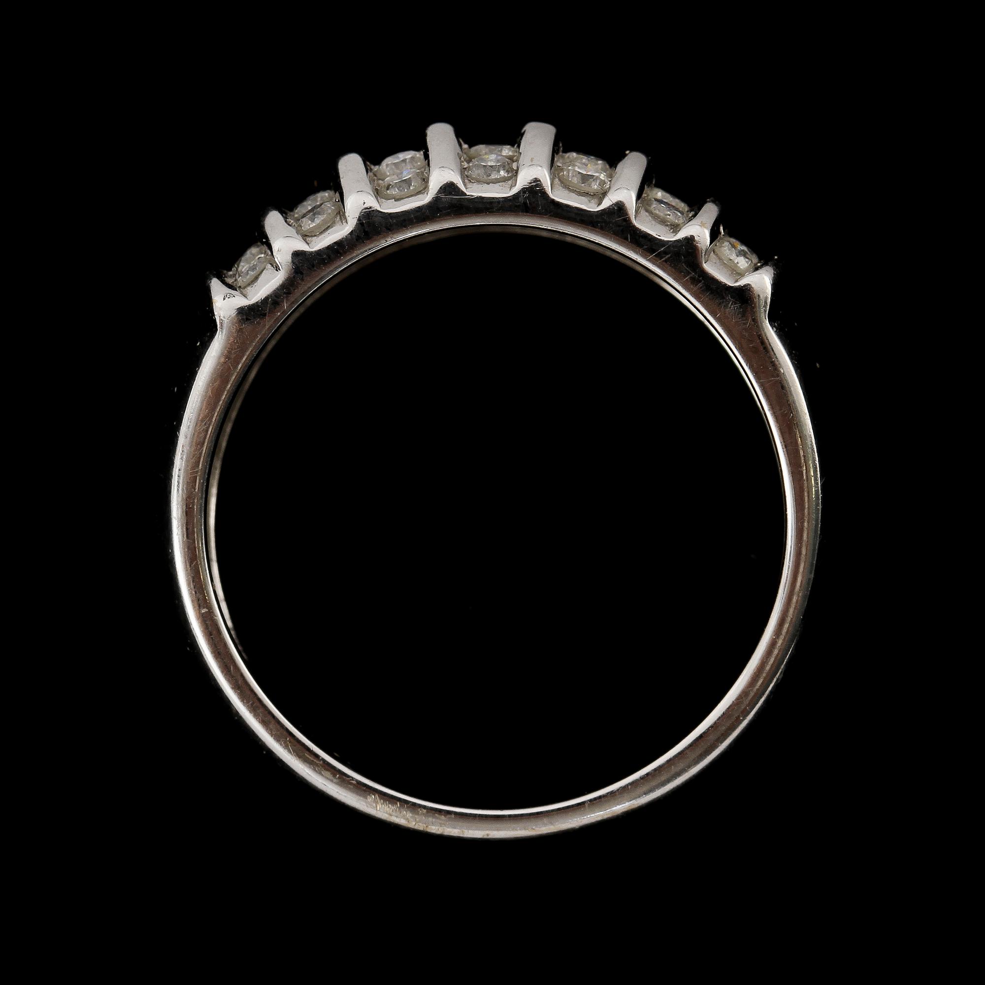 RING, 18k vitguld med 28 briljantslipade diamanter, 0.5 ct enl gravyr, Guldfynd, 1900-talets sista kvartal. Vikt 5 g.