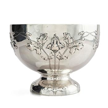534. Sven Carlman, a large bowl on foot/wine cooler, silver, company CF Carlman, Stockholm 1904.