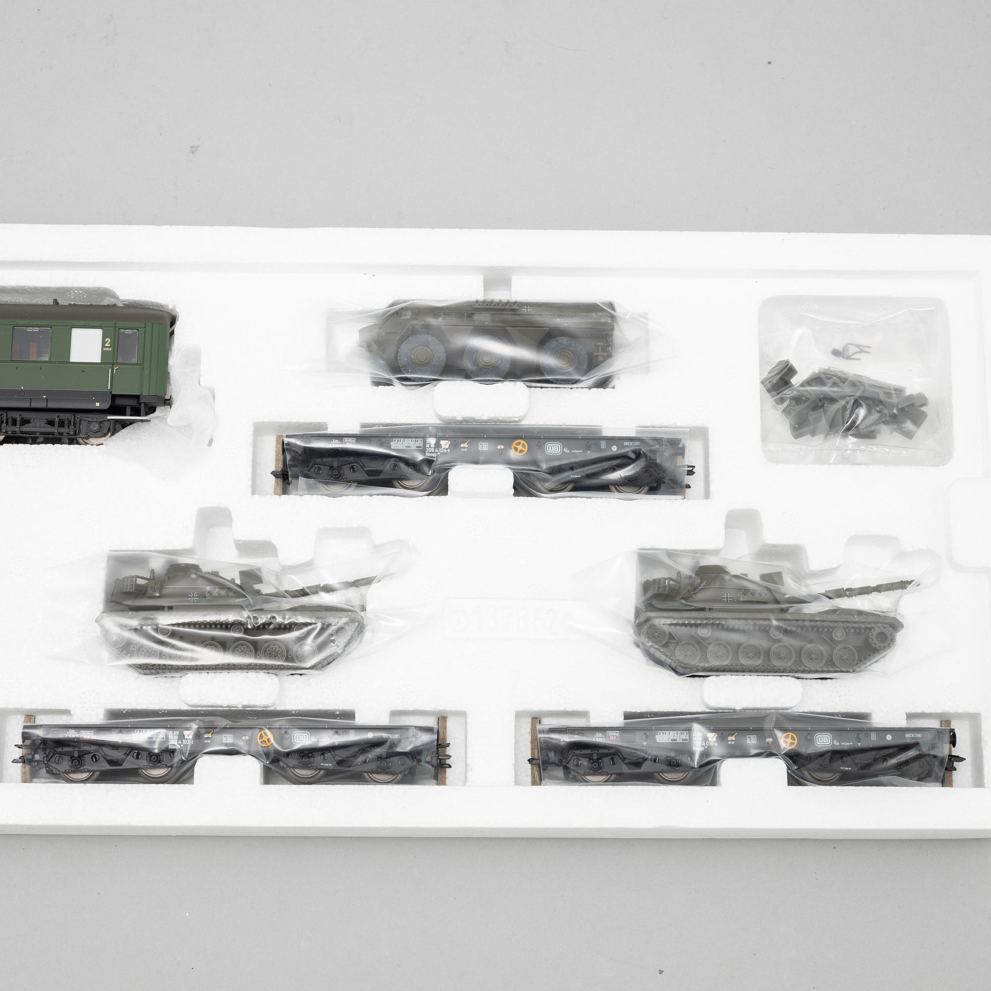 Märklin, engines and traincars, scale H0, in boxes.