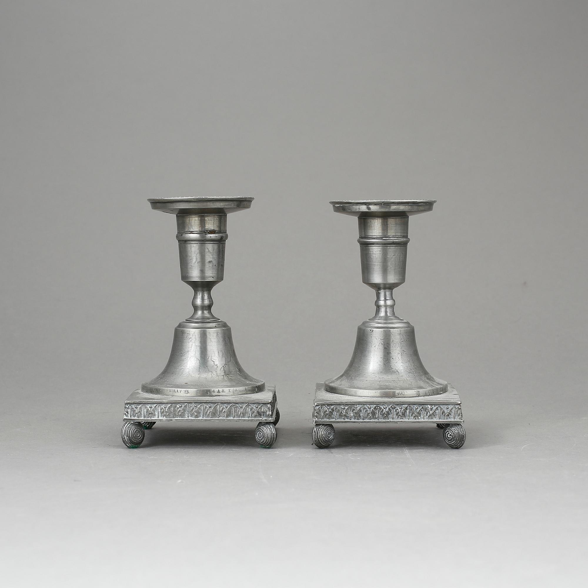 LJUSSTAKAR, ett par, sengustaviansk stil, tenn, Santesson, Stockholm, 1800/1900-tal.