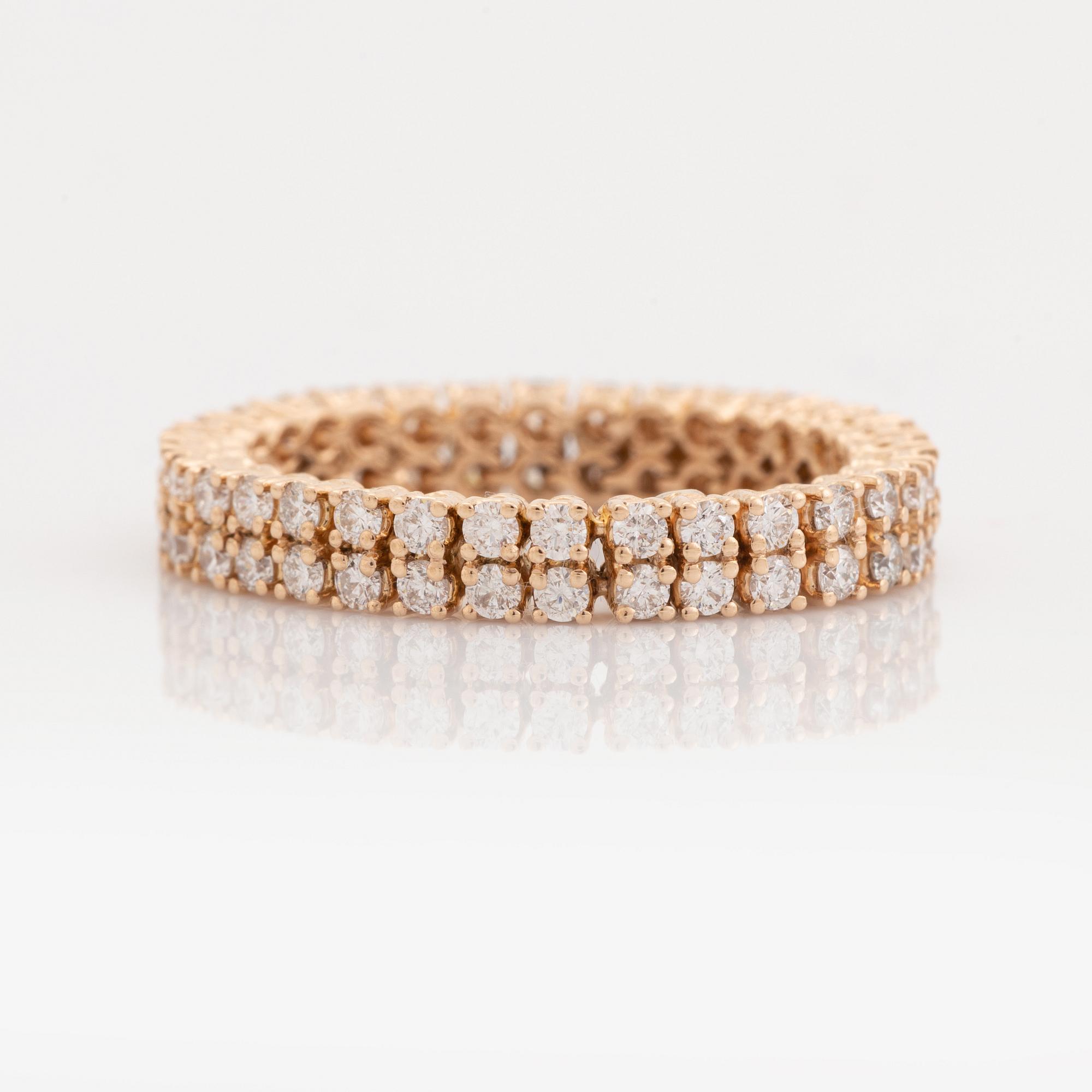 Brilliant-cut diamond ring.