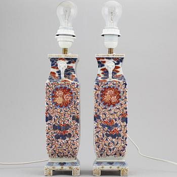 VASER omgjorda till BORDSLAMPOR, ett par, porslin. Japan, 1800-tal.