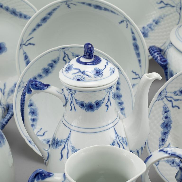 109 pieces of tableware"Empire" by Bing & Gröndahl, Danmark.