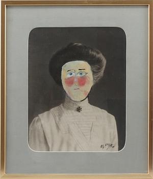 MADELEINE PYK, bemålat fotografi, signerat.