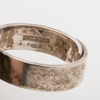 RINGAR, 3 st, varav en med oval bergkristall och lila sten.