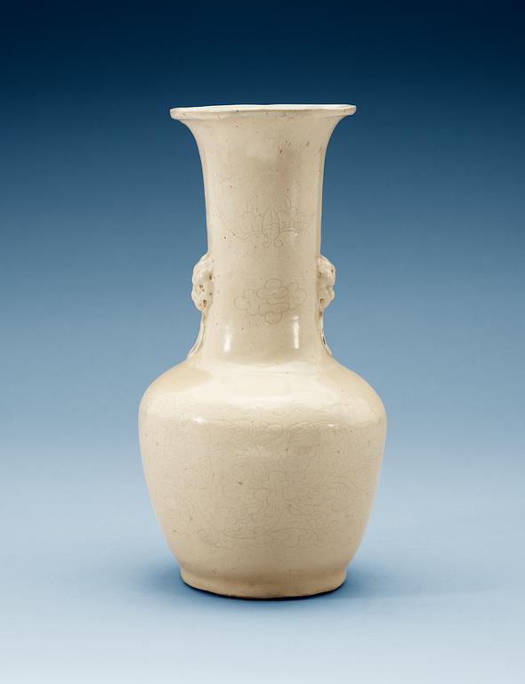 A cream glazed vase, Qing dynasty, Kangxi (1662-1722).