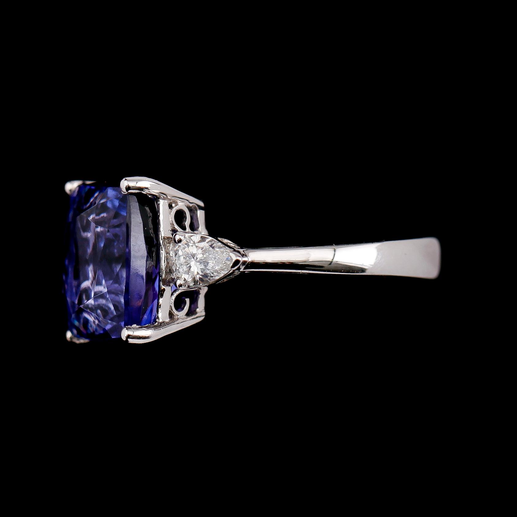 RING, 18 k vitguld, tanzanit 6.54 ct, diamanter 0.41 ct.