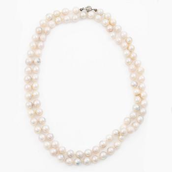 Cultured pearl necklace, silver clasp.