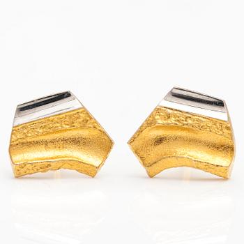 BJÖRN WECKSTRÖM, A 14K gold and platinum ring "Episode" and 18K gold earrings "Touch". Lapponia 1991.