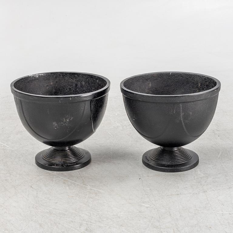 Trädgårdsurnor, ett par, "No 1", Byarums Bruk, 2000-tal.