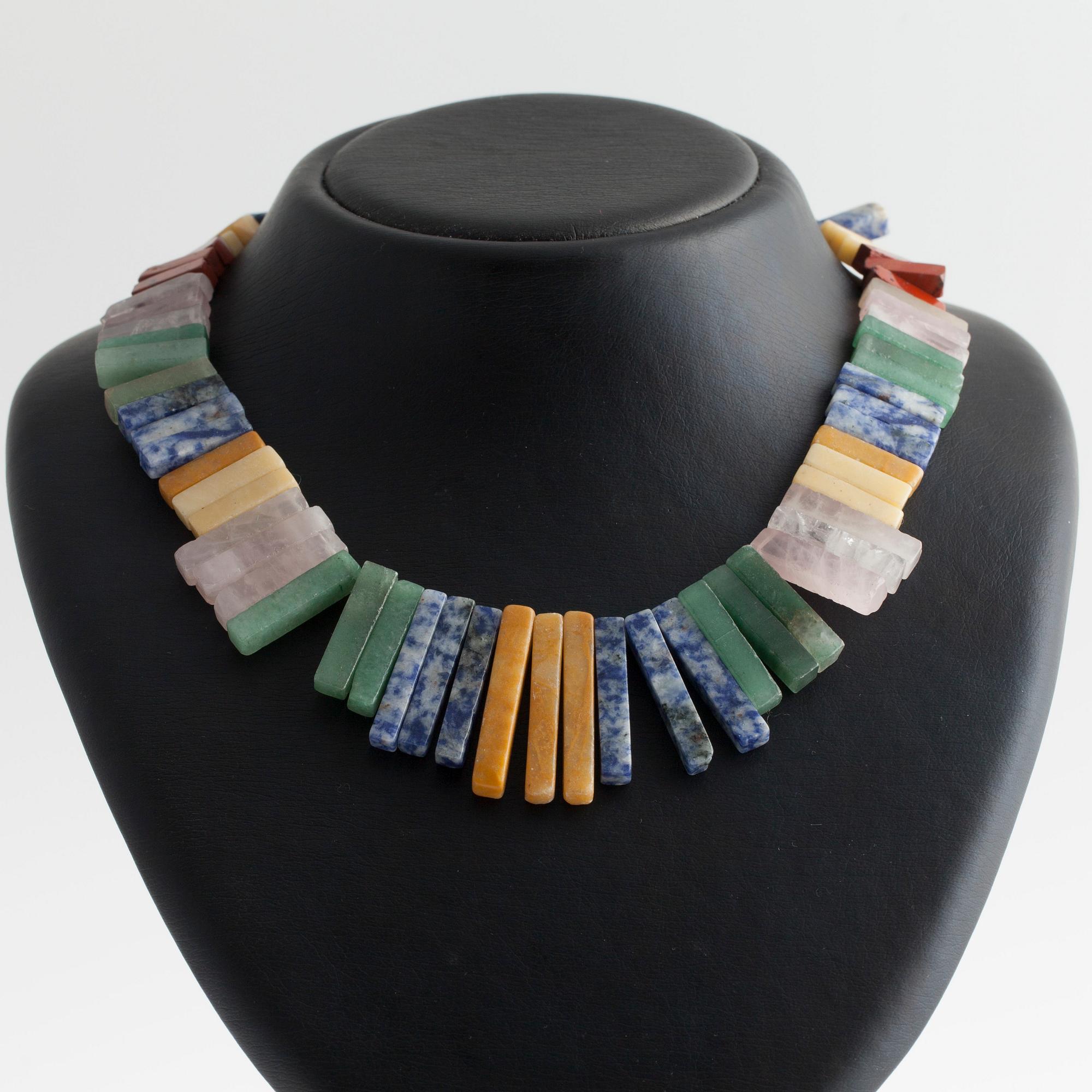 HALSBAND, olika färgade halvädelstenar, nyproduktion.