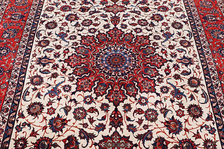 An Esfahan carpet, c. 320 x 208 cm.